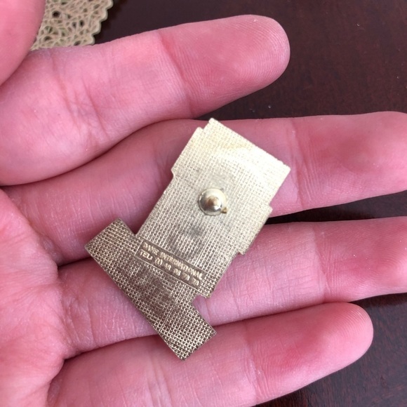 Mère Michel Lustucru Enamel Pin - Picture 2 of 2